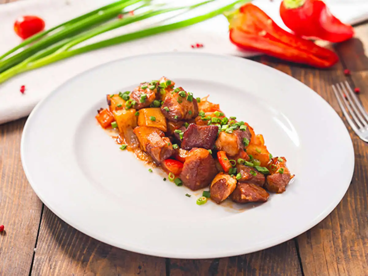 Жарёха из свинины с картофелем