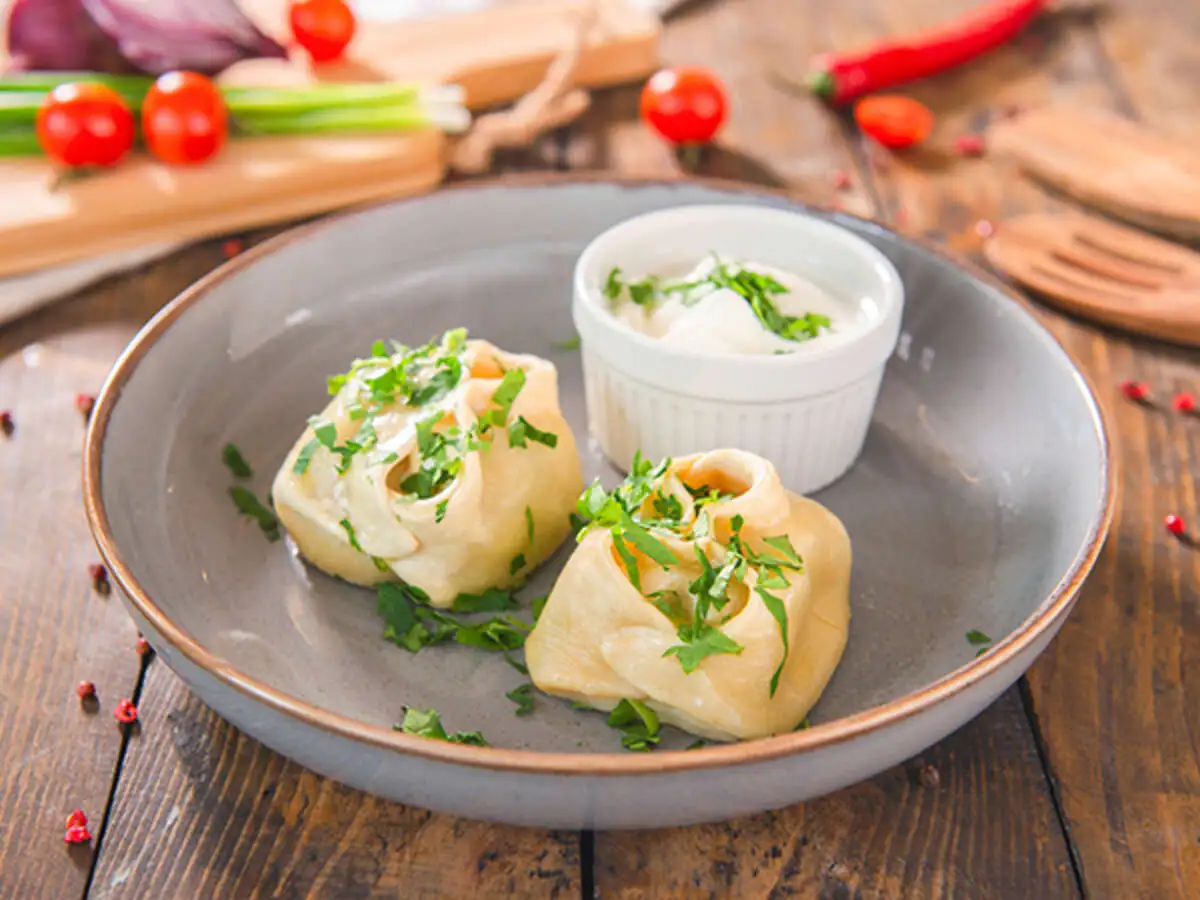 Манты с курицей и шпинатом со сметаной