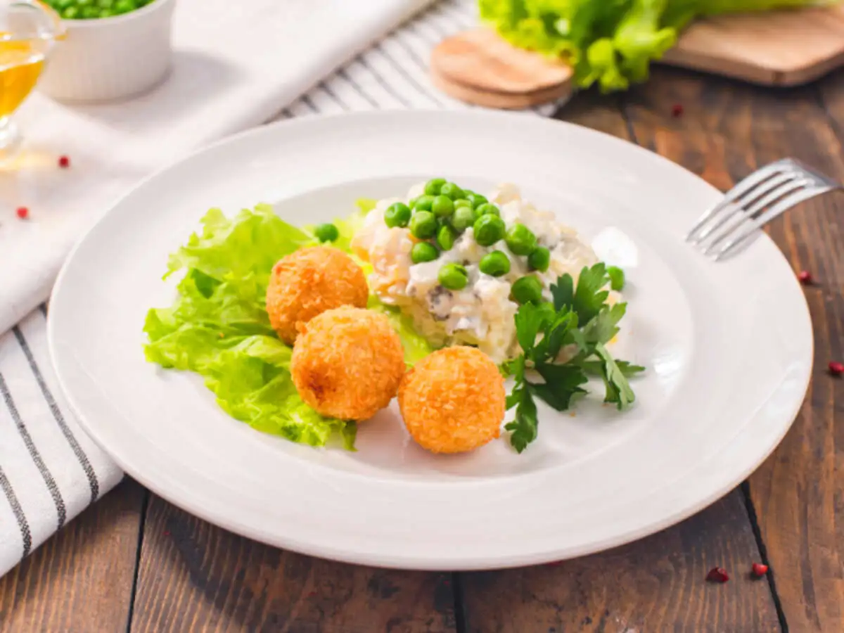 Салат зимний с куриными крокетами