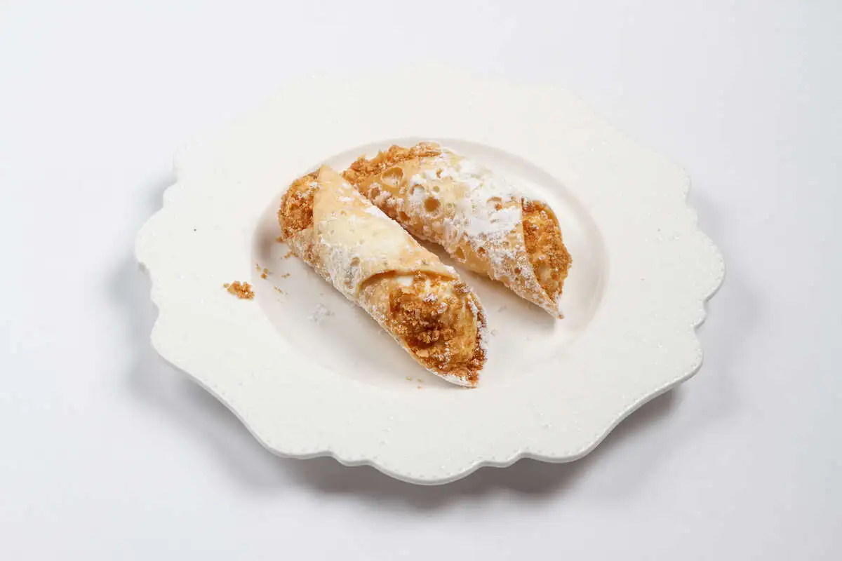 Пара канноли с пикантным кремом и цедрой