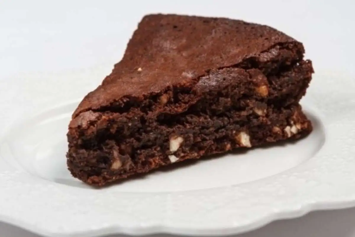 Тёплый шоколадный пирог с фундуком и мороженым