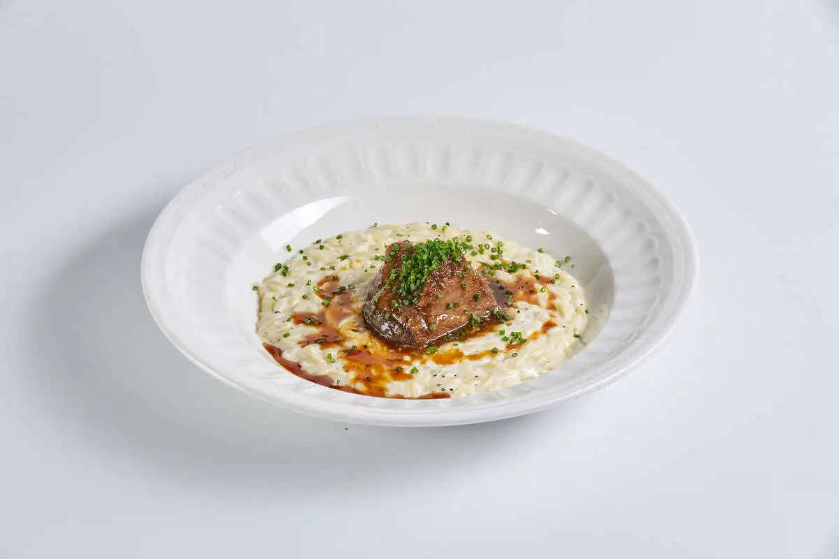 Орзо с томленными щечками и пекорино