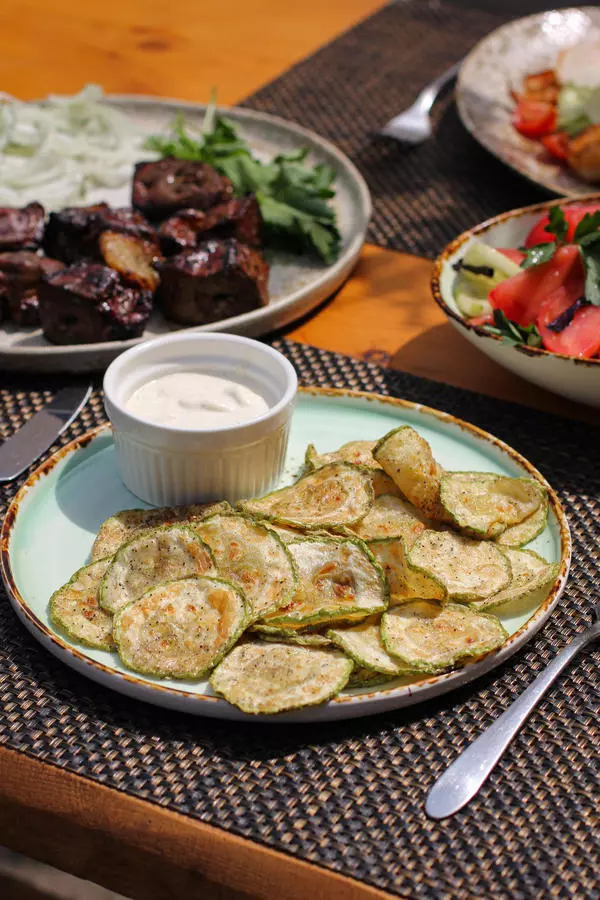 Кабачки фри, чесночный соус