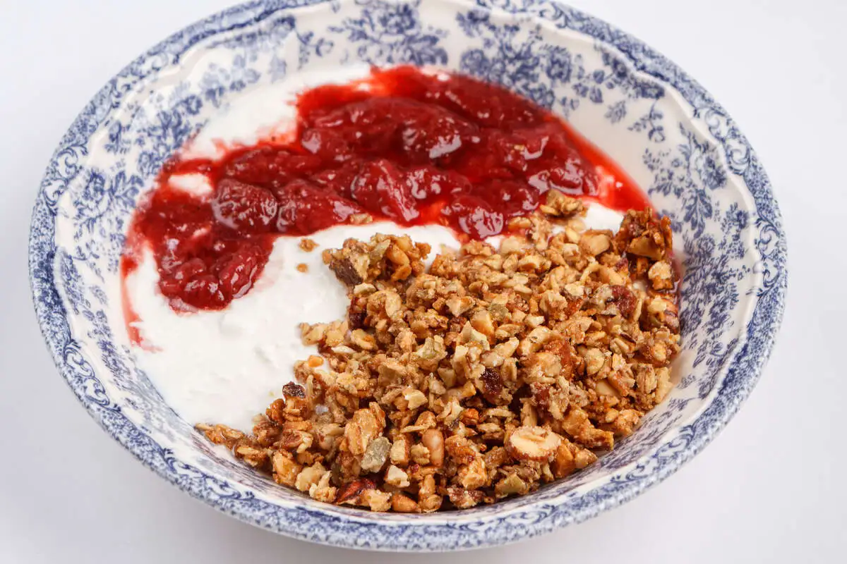 Гранола с домашним йогуртом и ягодным соусом