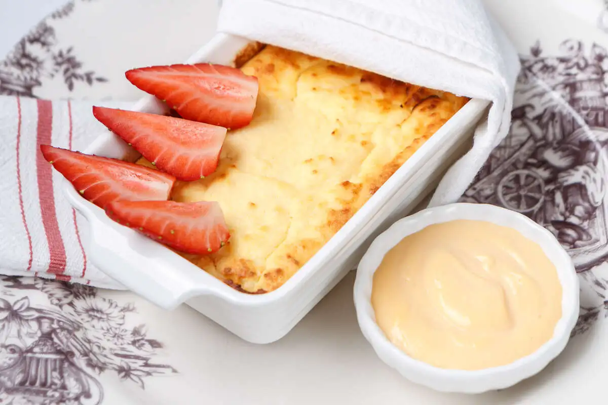 Запеканка из рикотты с ванильным соусом и клубникой