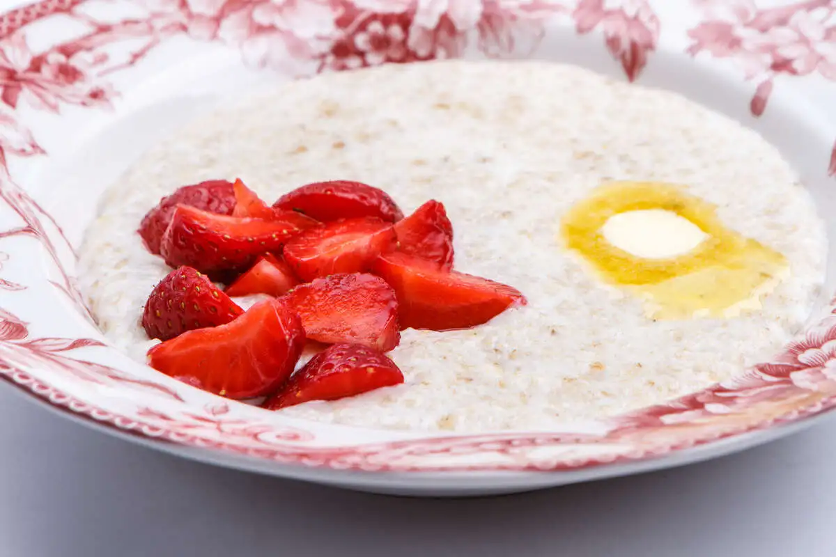 Овсянка на молоке с клубникой