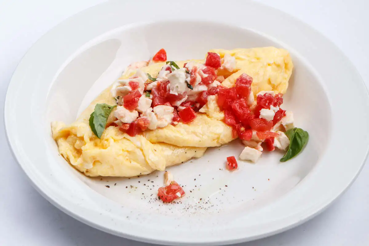 Омлет со сладкими помидорами и моцареллой
