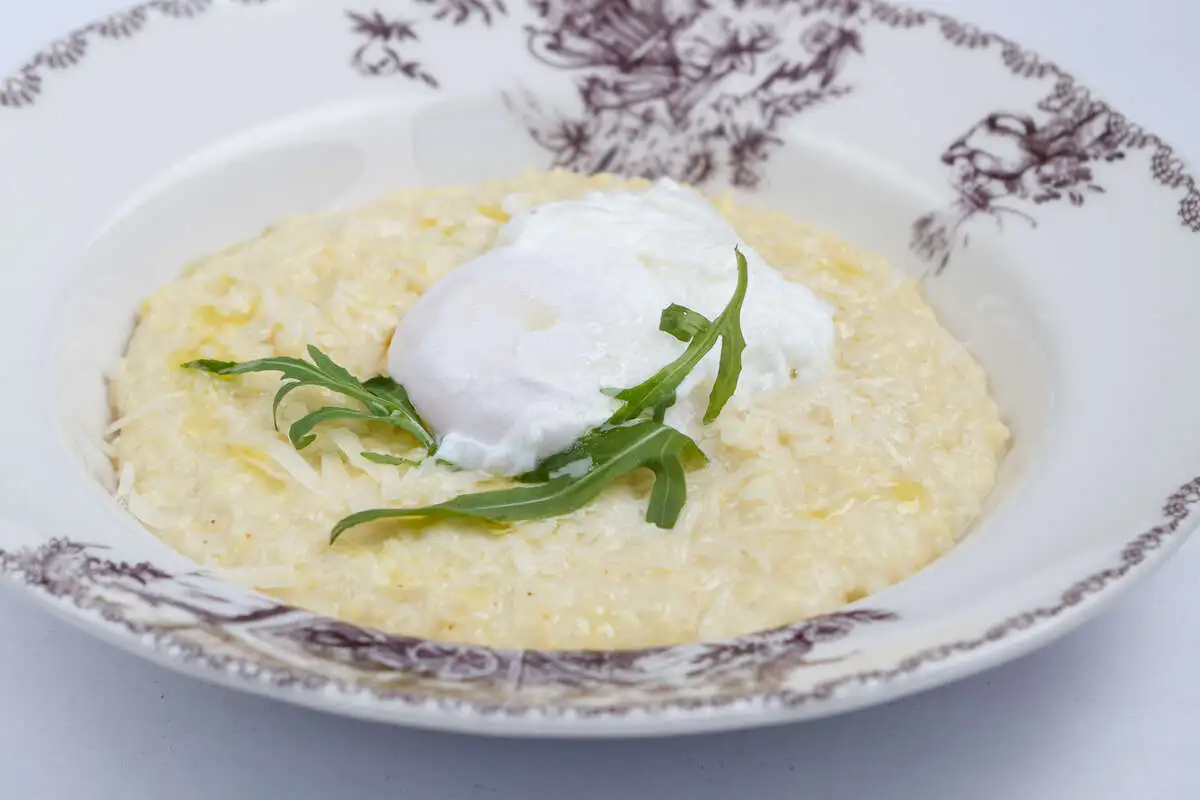 Пшённая каша с яйцом пашот и пармезаном