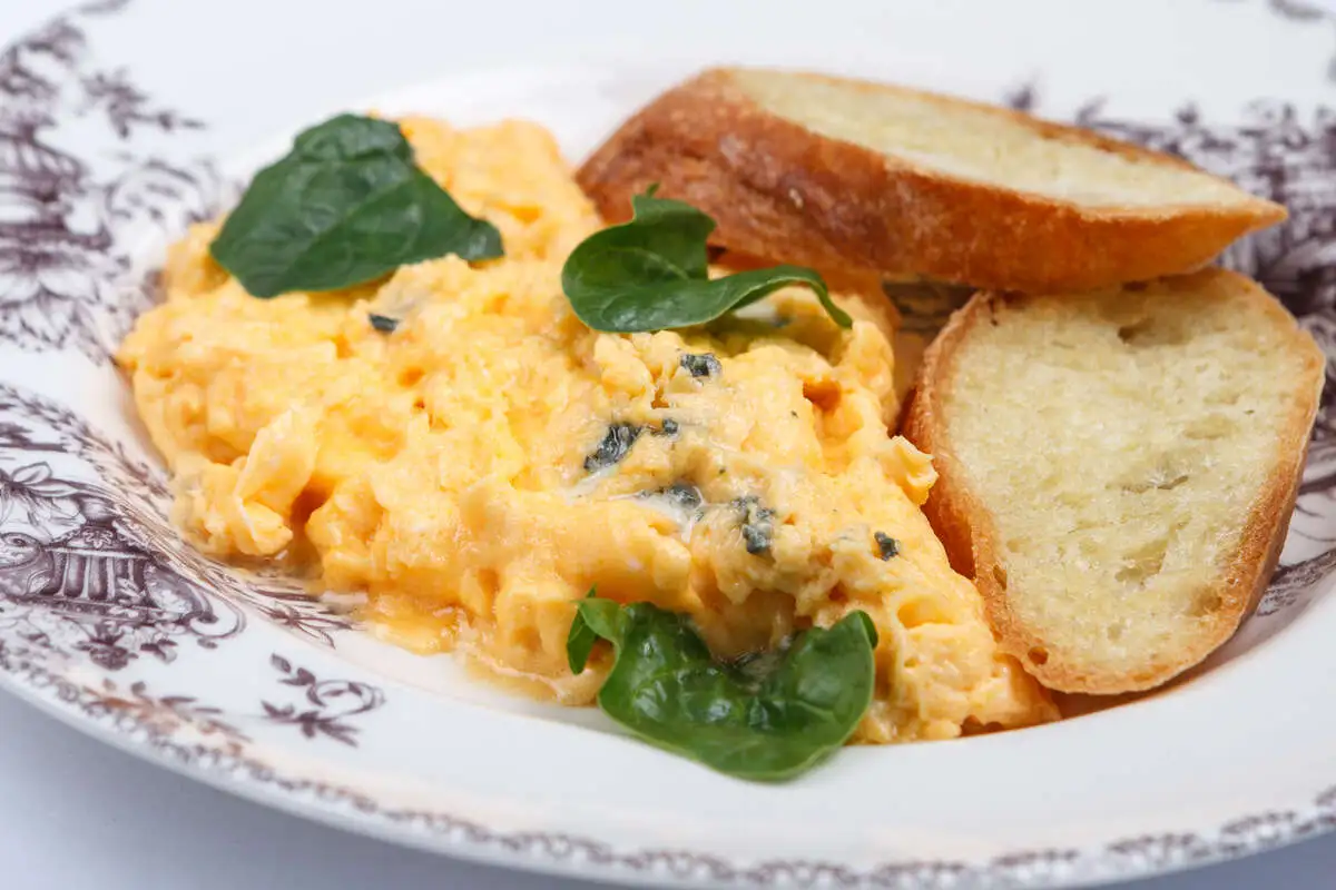 Скрэмбл с горгонзолой