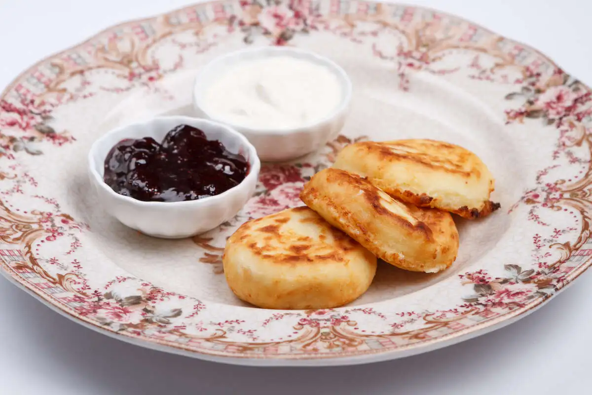 Сырники со сметаной и вишнёвым вареньем