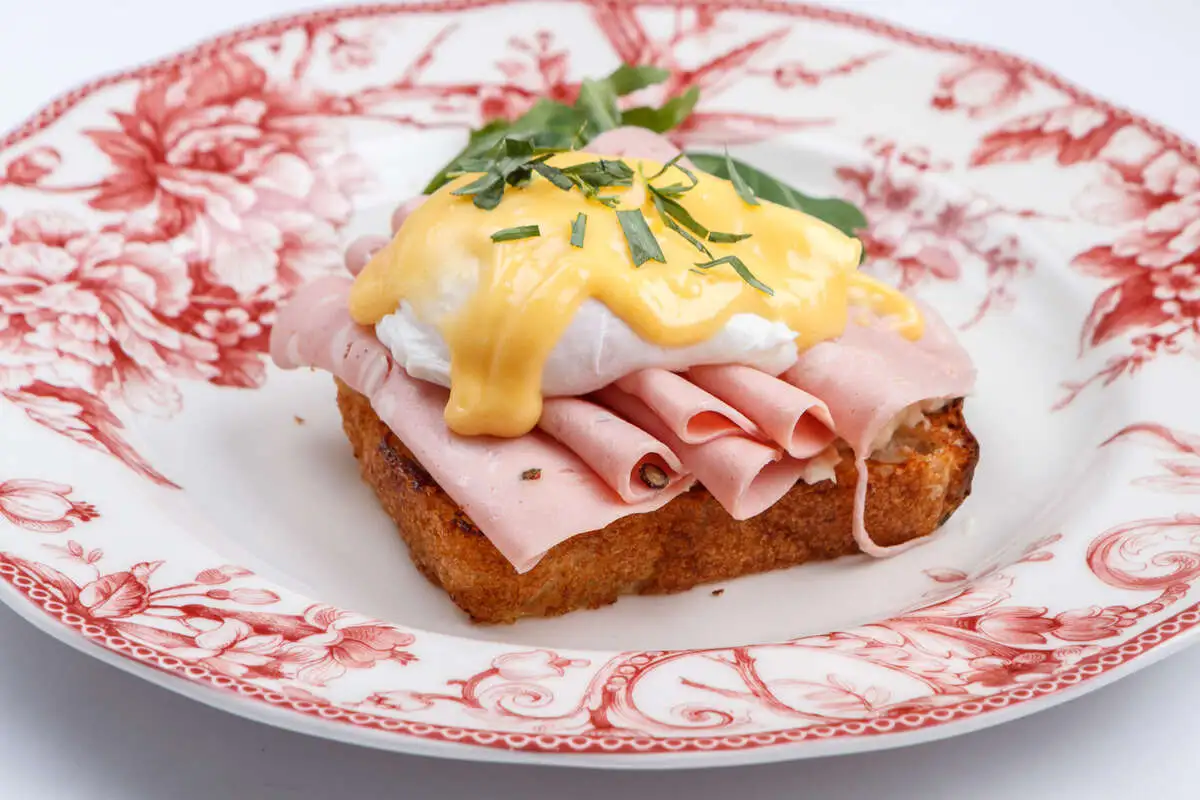 Яйцо Бенедикт с мортаделлой