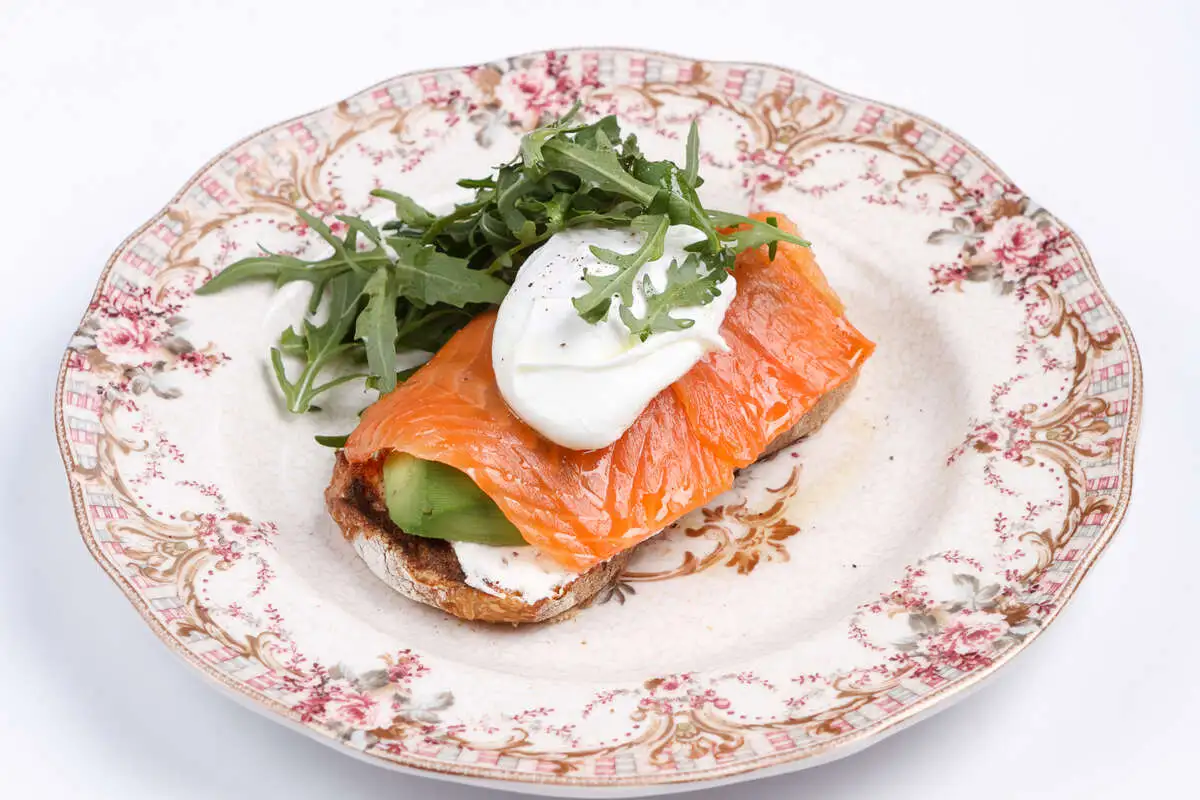 Яйцо пашот с авокадо и форелью на чиабатте