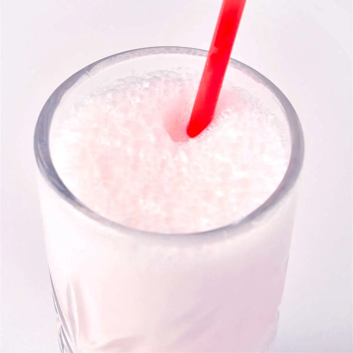 Коктейль с клубничным топингом 270ML