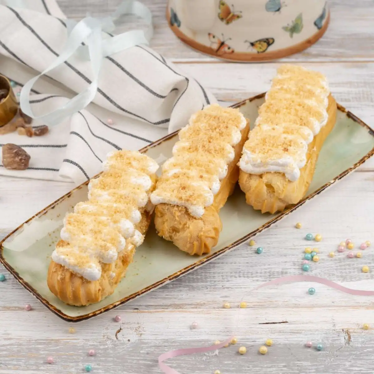 Эклер с белковым кремом