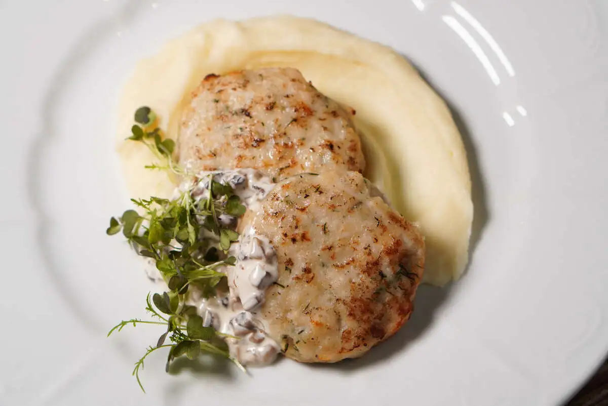 Куриные котлетки с картофельным пюре и грибным соусом