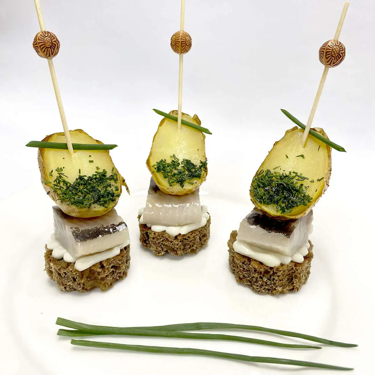 Канапе с сельдью и плавленым сыром