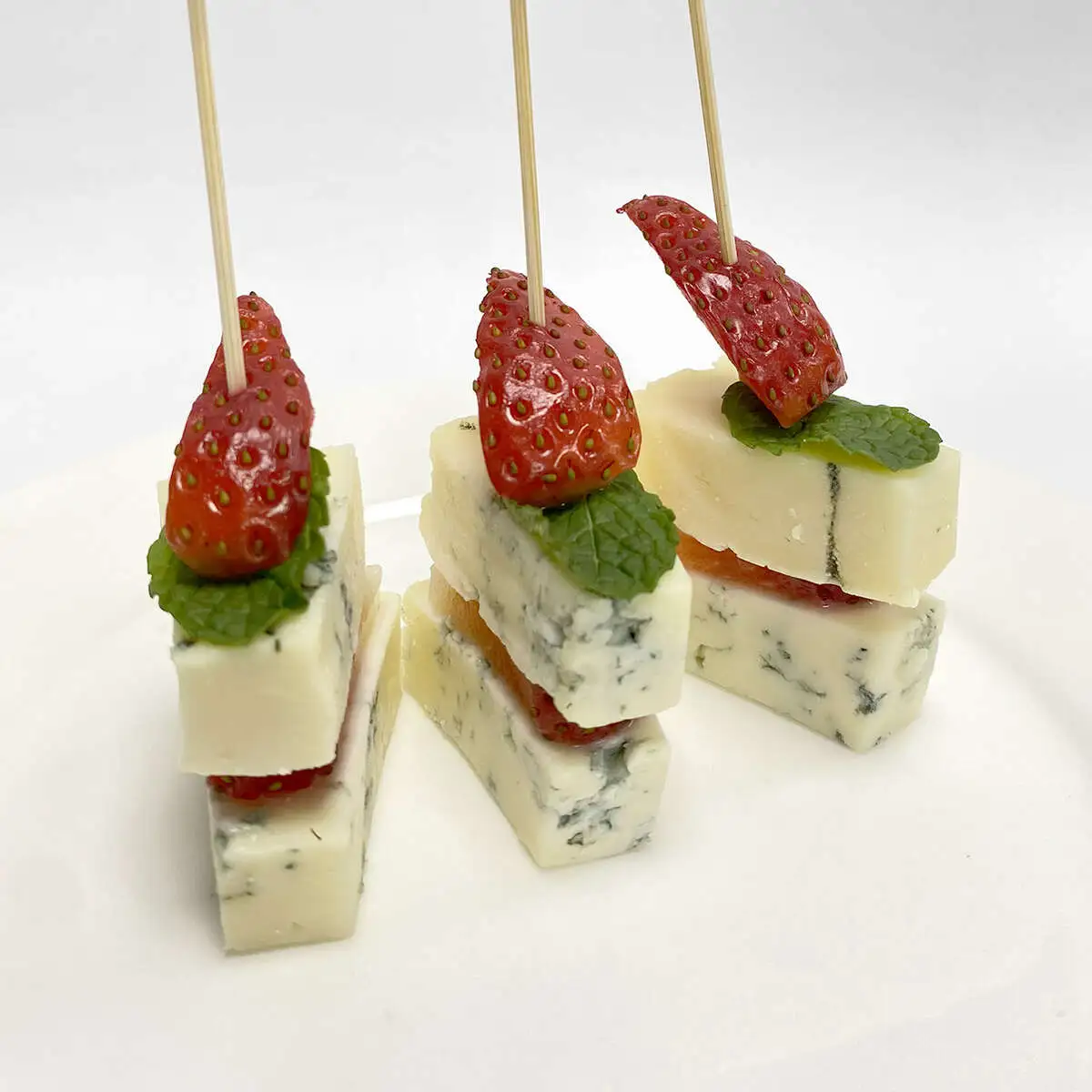 Канапе с сыром Дор Блю и свежей клубникой