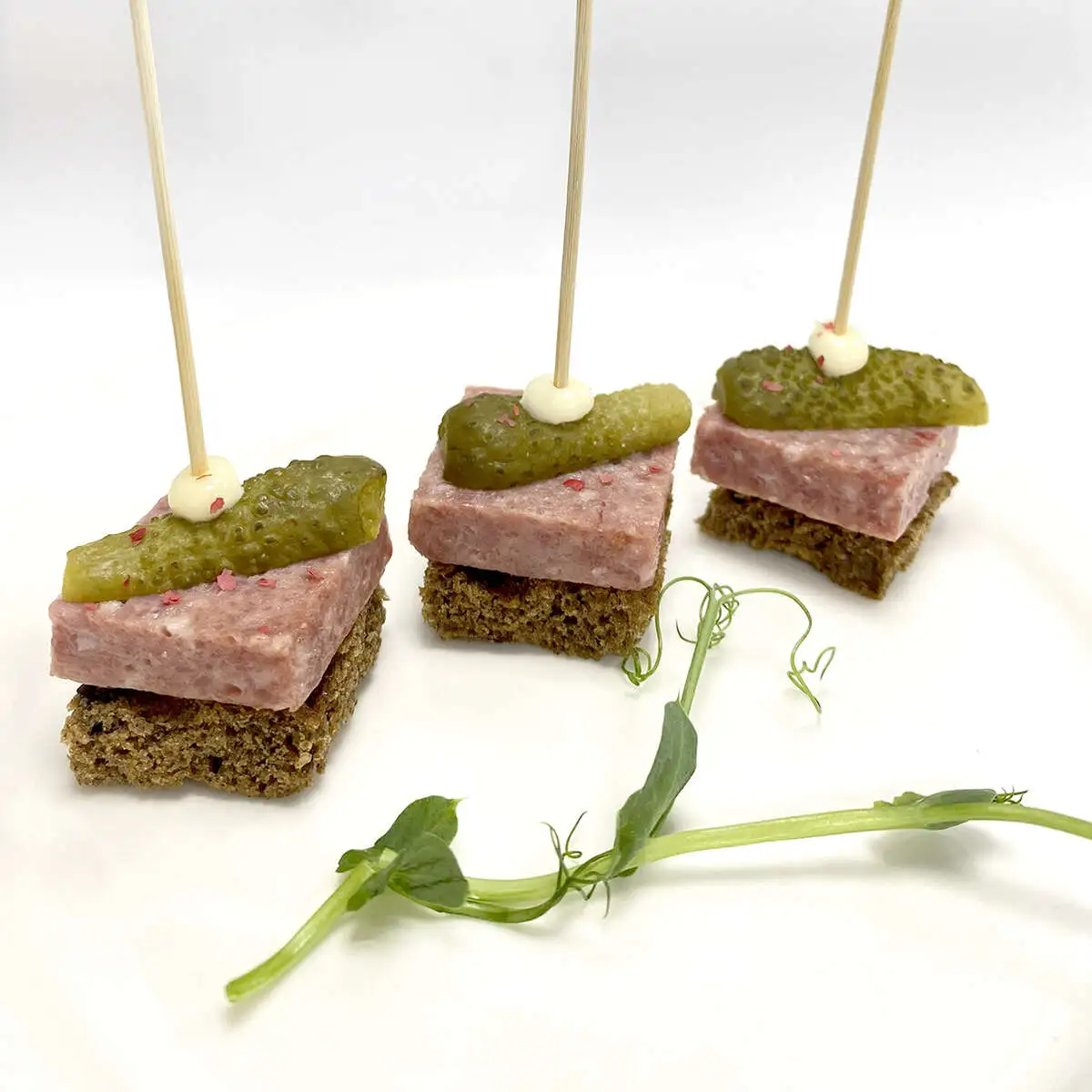 Канапе с сервелатом и корнишонами на тосте