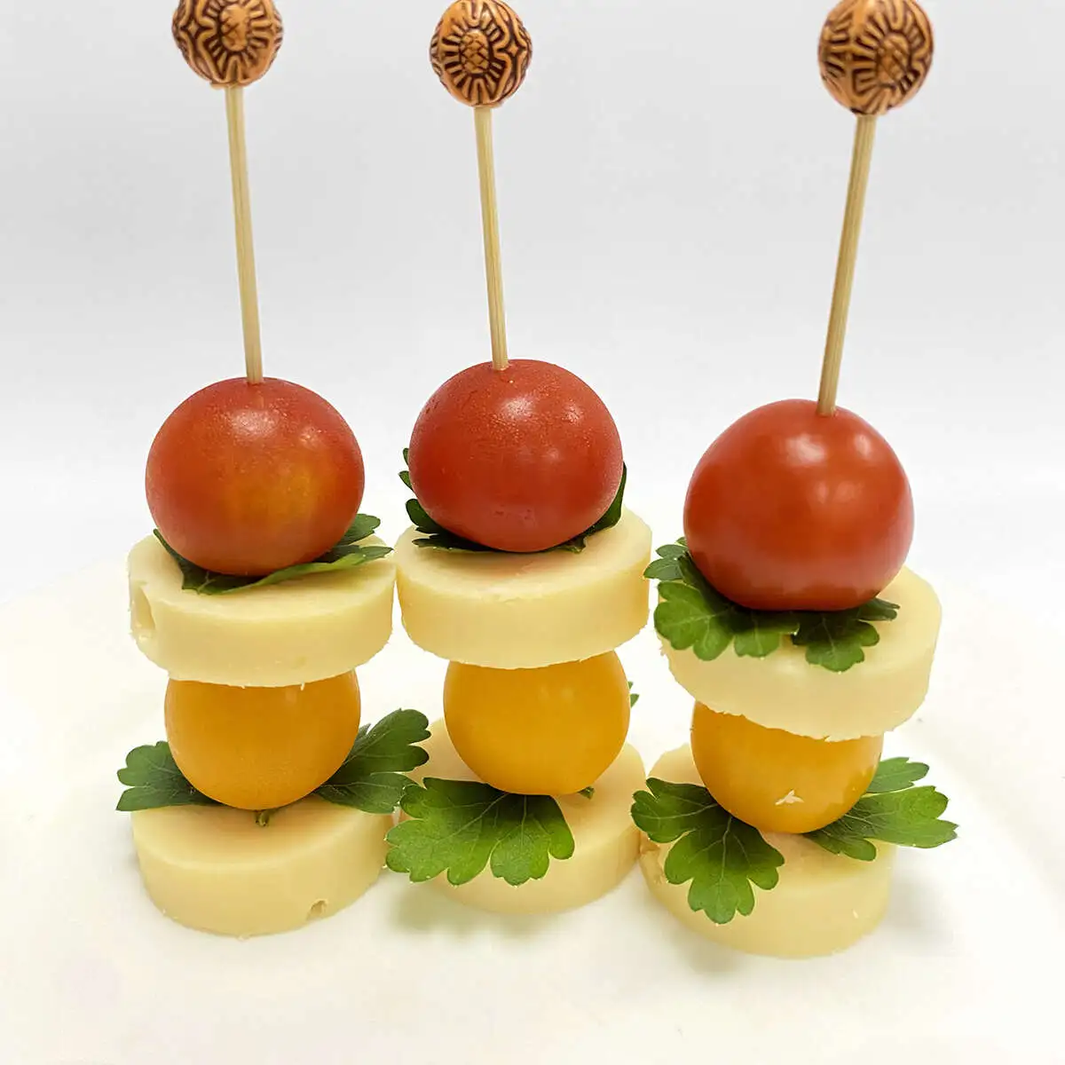 Канапе с сыром Маасдам и томатом Черри