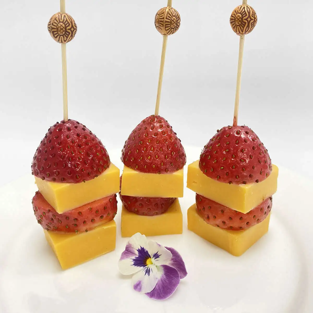 Канапе с сыром Чеддер и свежей клубникой