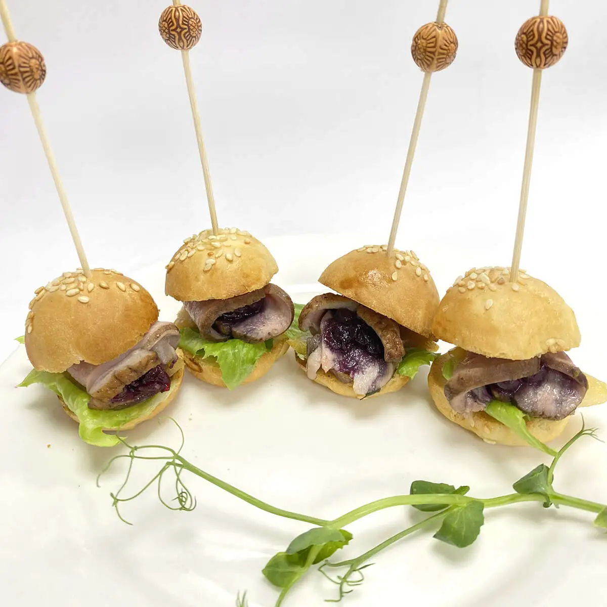 Канапе-бургер с утиной грудкой и брусничным соусом