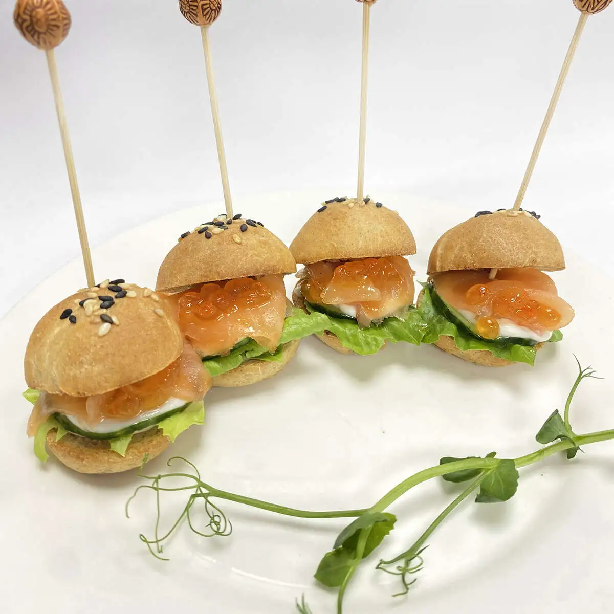 Канапе-бургер с лососем и огурцом