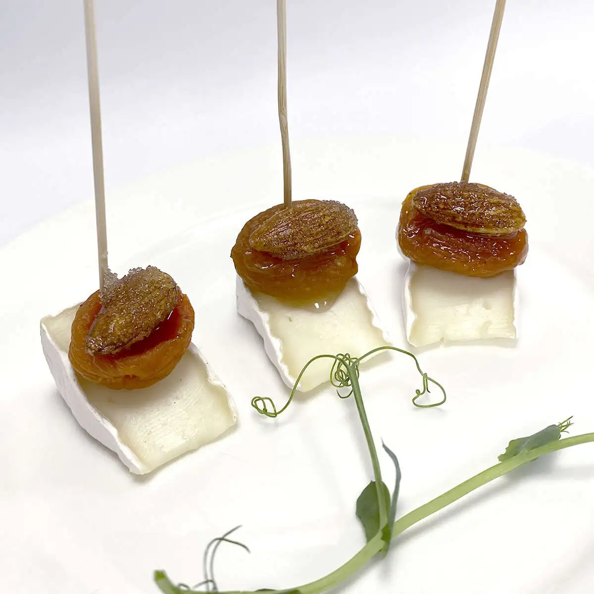 Канапе с сыром Камамбер, курагой и миндальным орехом