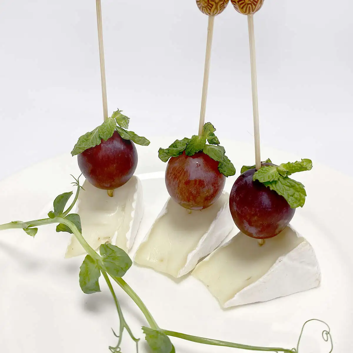 Канапе с сыром Камамбер, виноградом и мятой