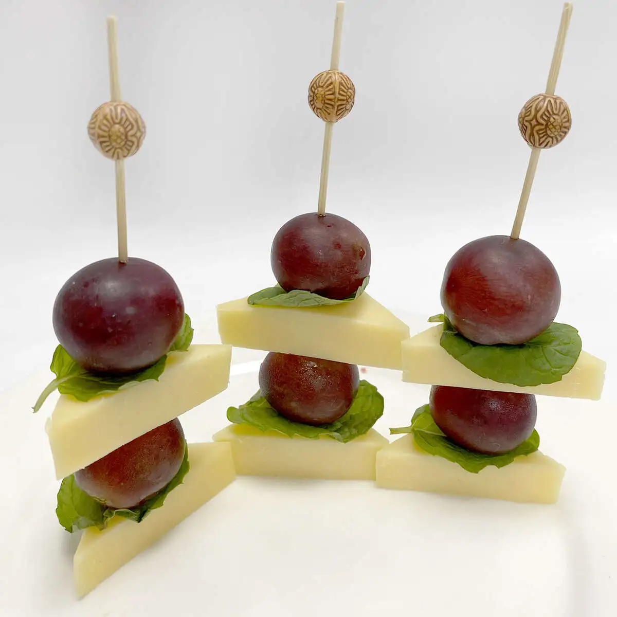 Канапе с сыром Гауда, виноградом и мятой