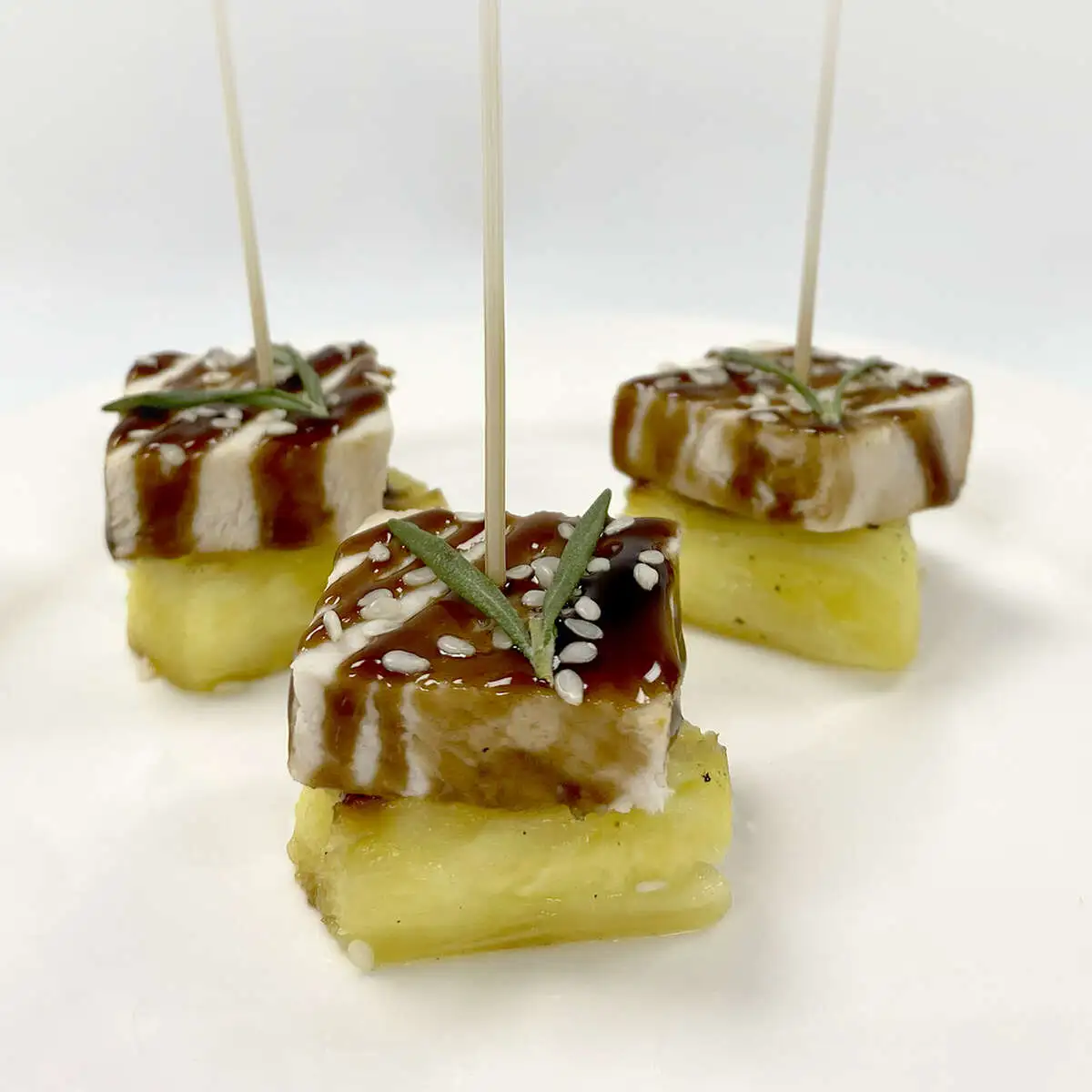 Канапе с цыпленком-терияки и свежим ананасом