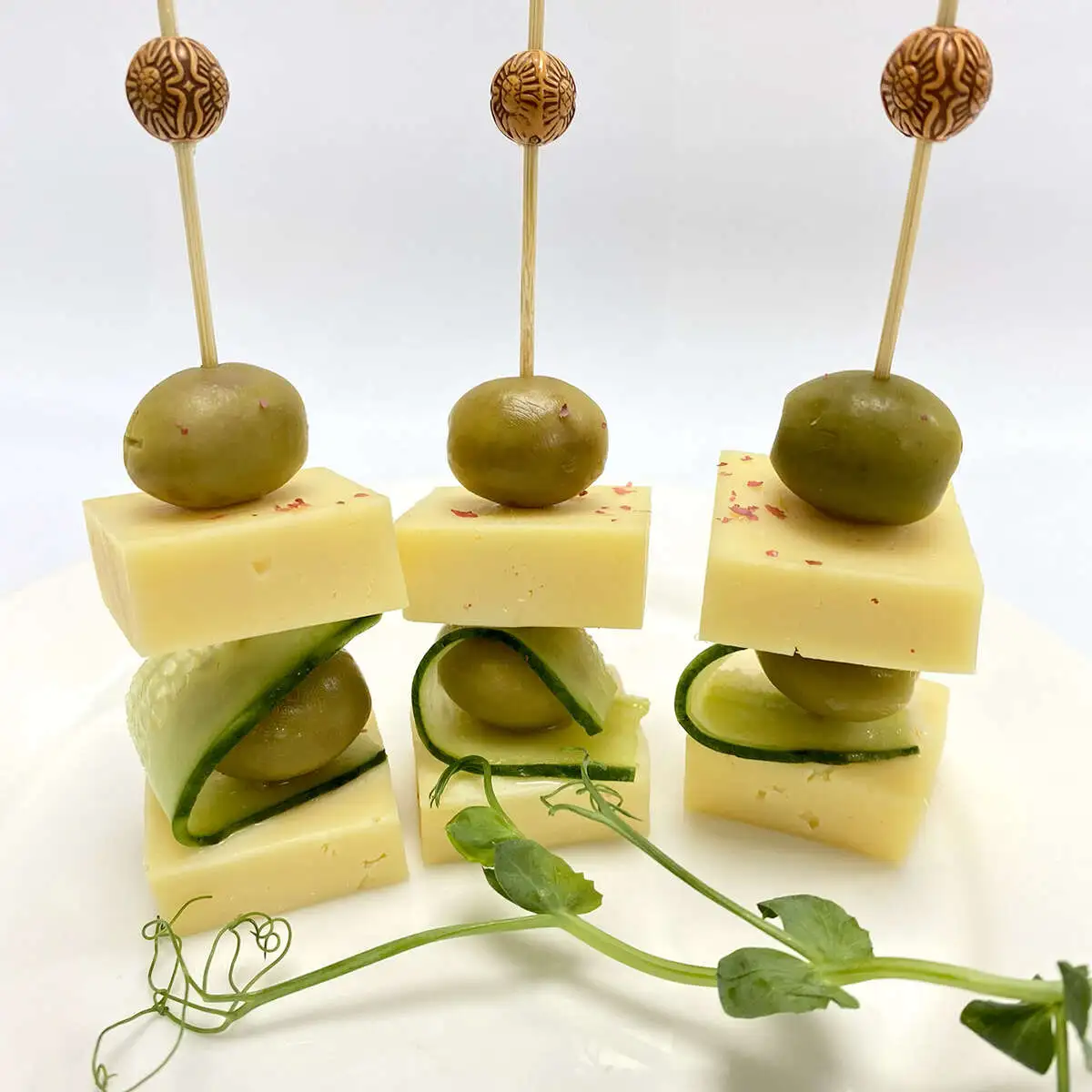 Канапе с сыром Гауда, оливкой и свежим огурцом