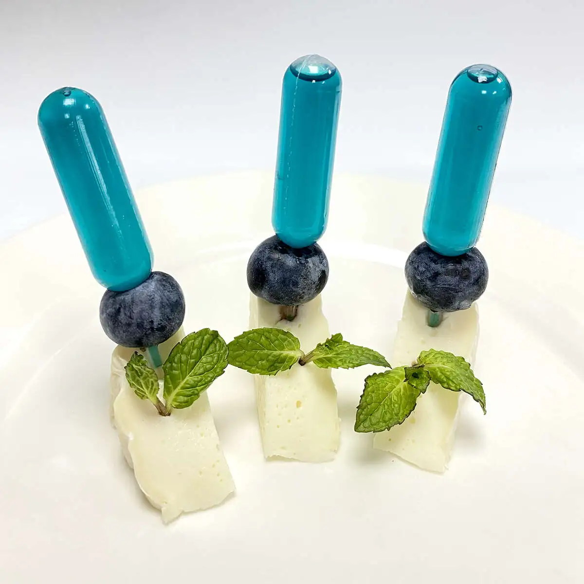 Канапе с сыром кКамамбер с голубикой и сироп Блю-кюрасао