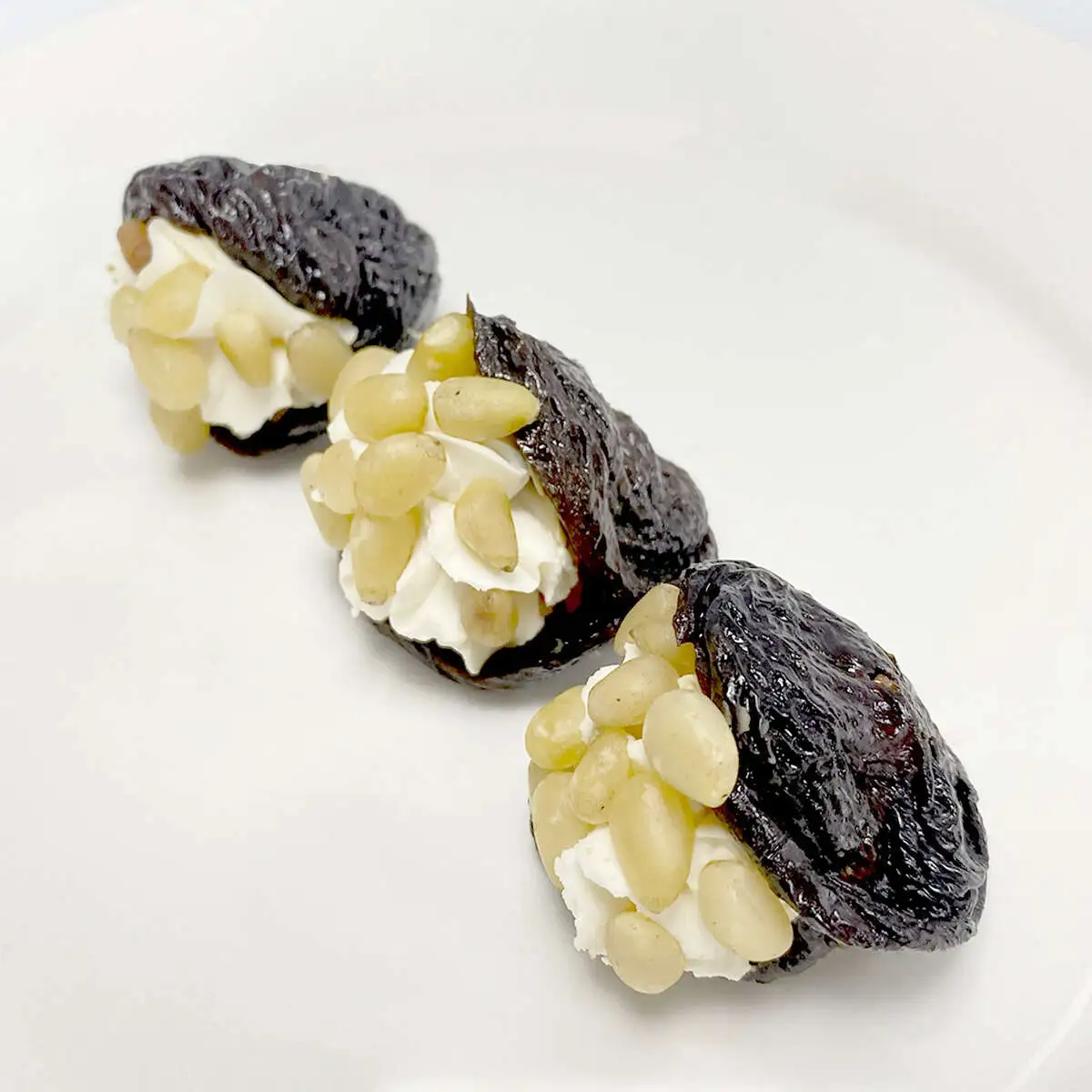 Канапе с черносливом и кедровыми орешками