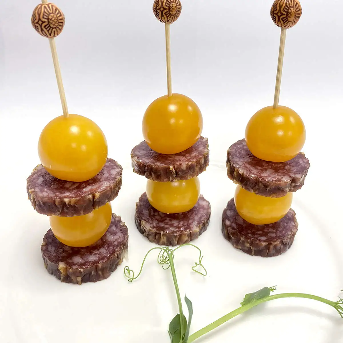 Канапе с сырокопченой колбасой и томатом Черри