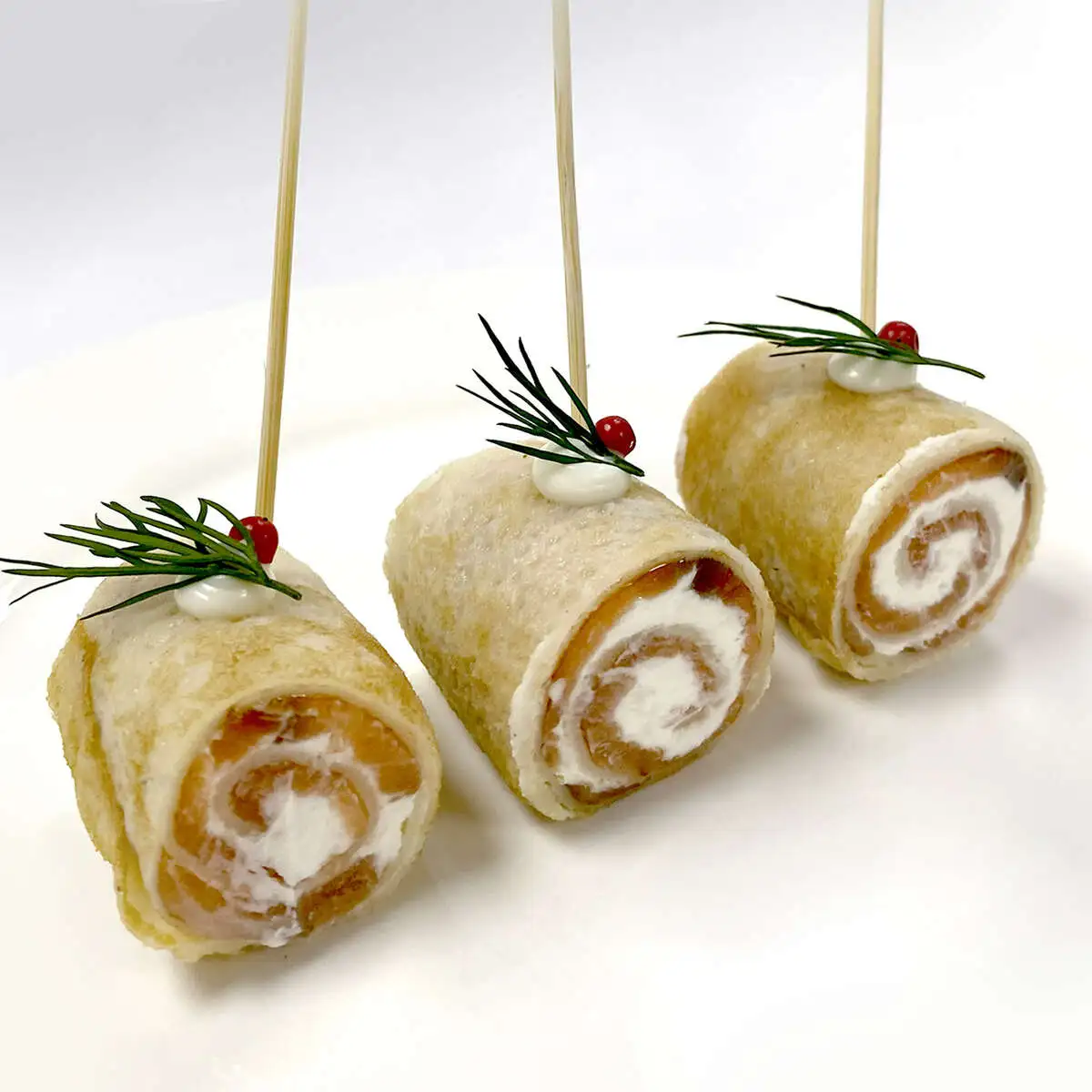 Мини-блинчики с лососем и сливочным сыром