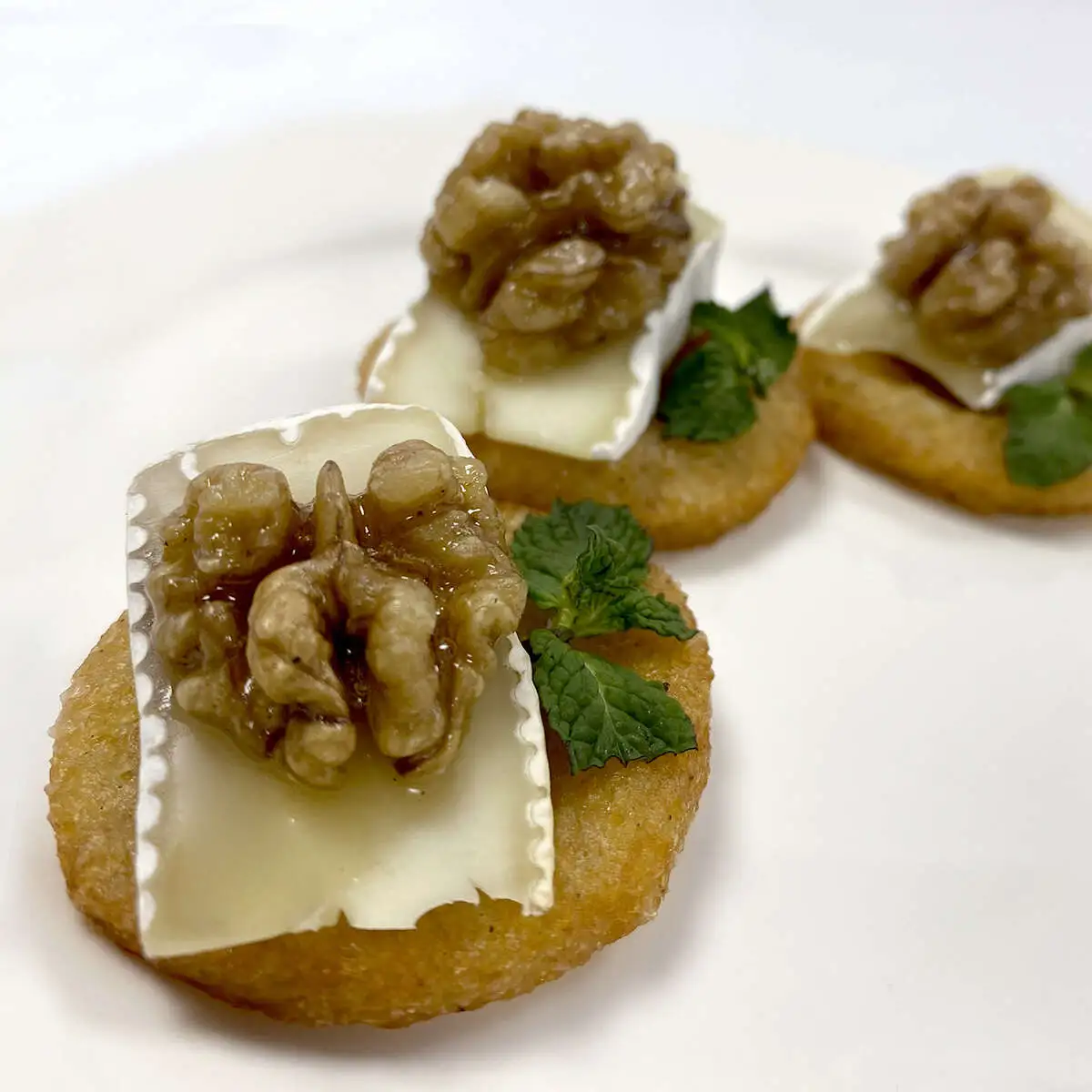 Камамбер с грецким орехом на крекере