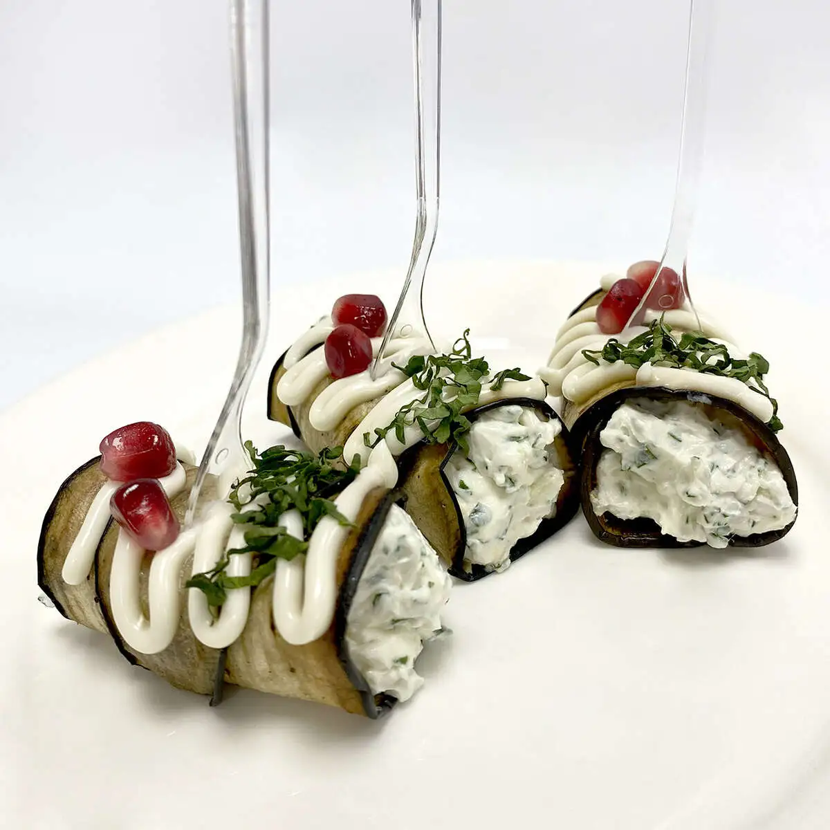 Ролл из баклажана-гриль с сырным муссом