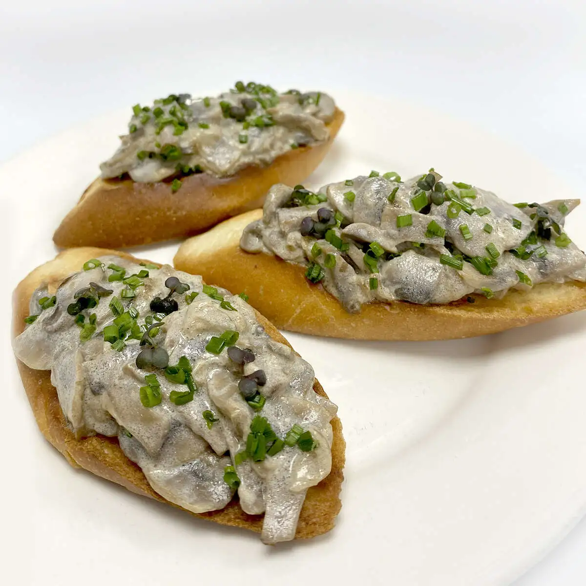 Брускетта с фрикасе из шампиньонов