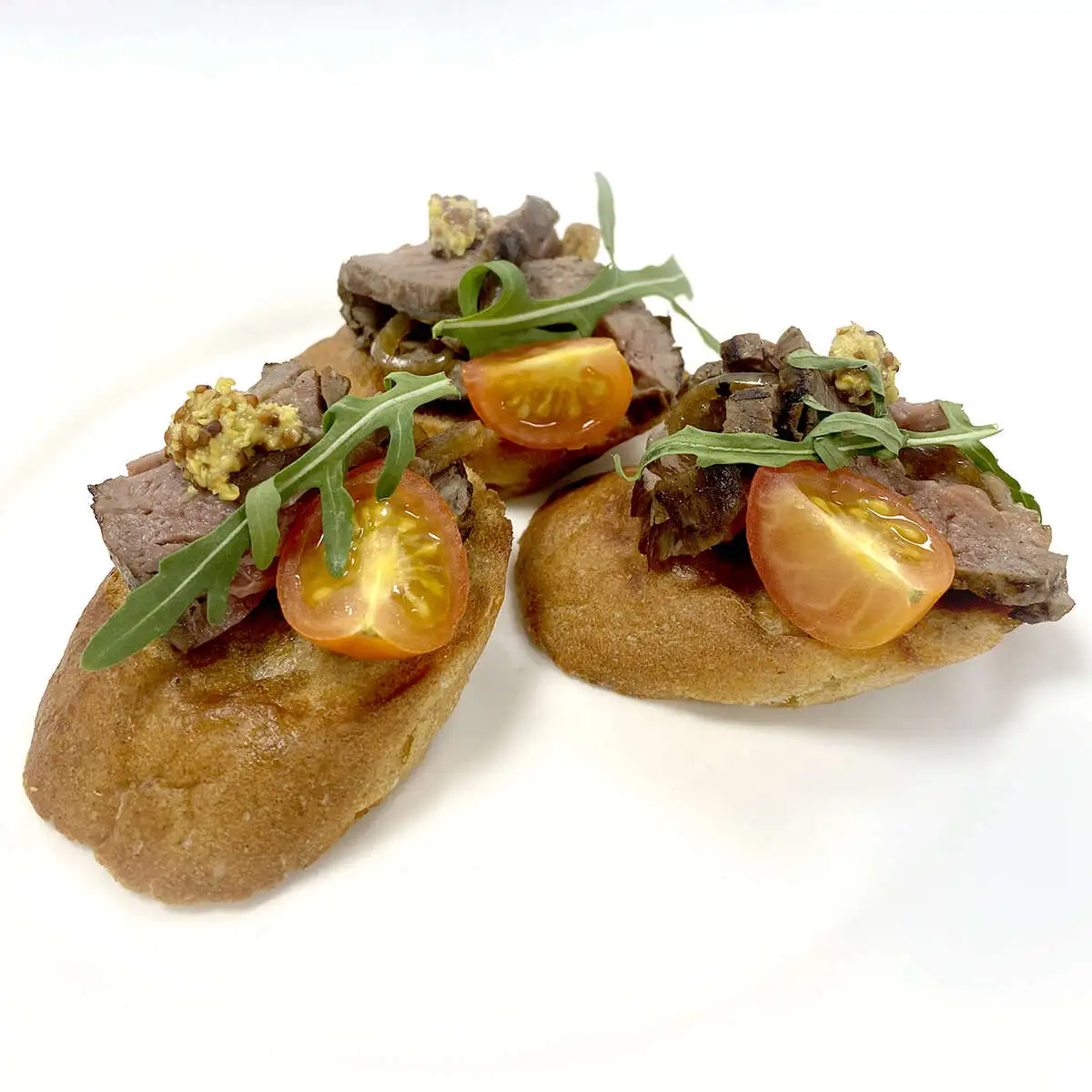 Брускетта с маринованным ростбифом и луком