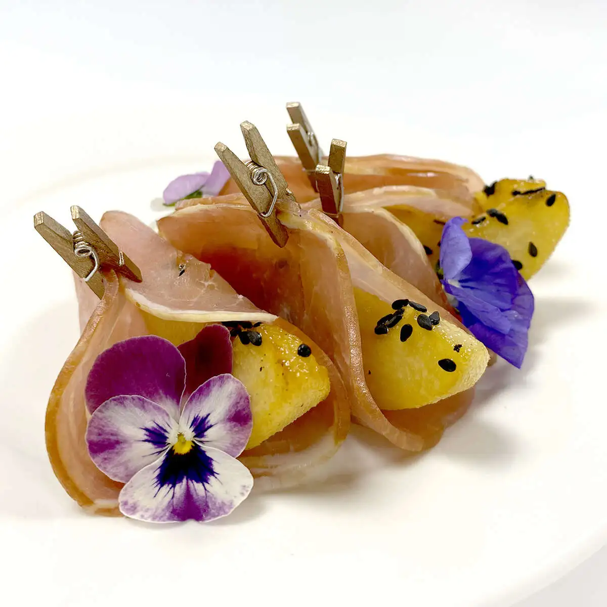 Инвольтини из пармской ветчины со свежей грушей