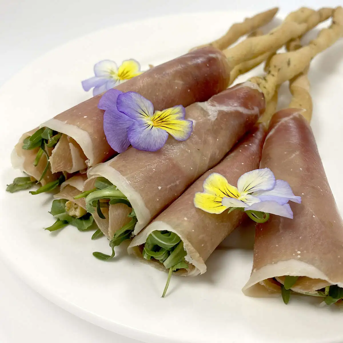 Грессини с хамоном и свежей рукколой