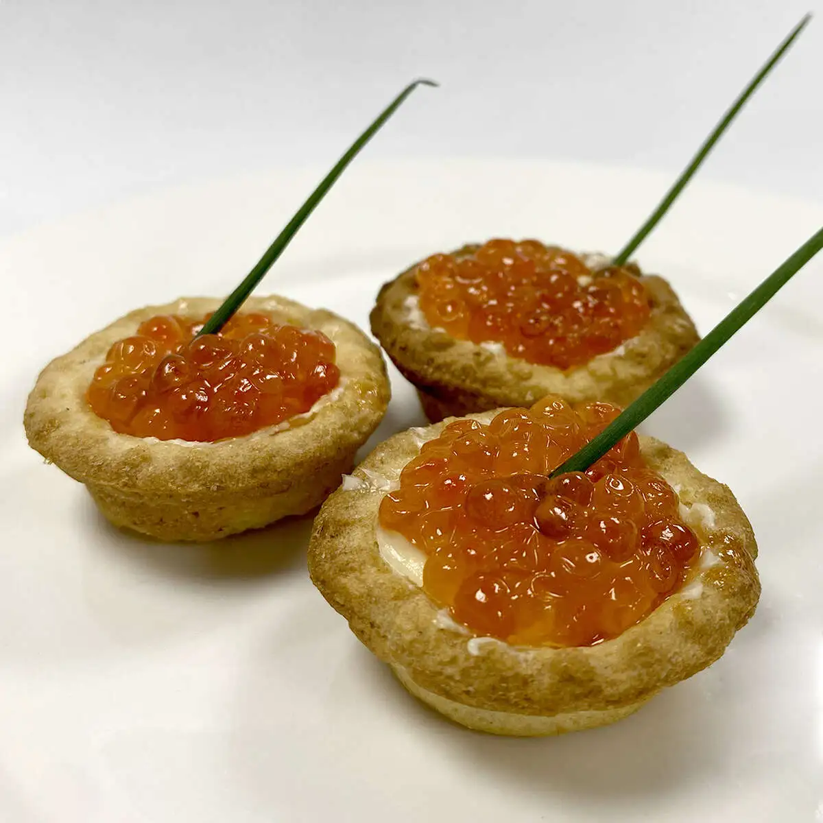 Тарталетка с красной икрой и сливочным маслом