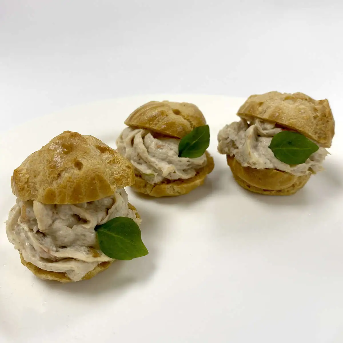 Профитроли с пате из тигровых креветок