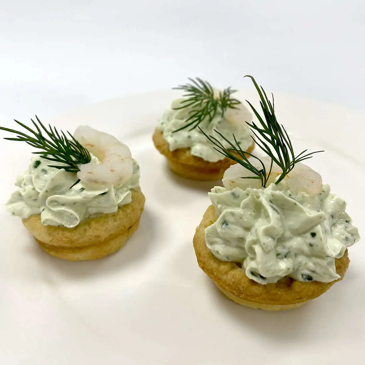 Тарталетка с муссом из рукколы и креветок