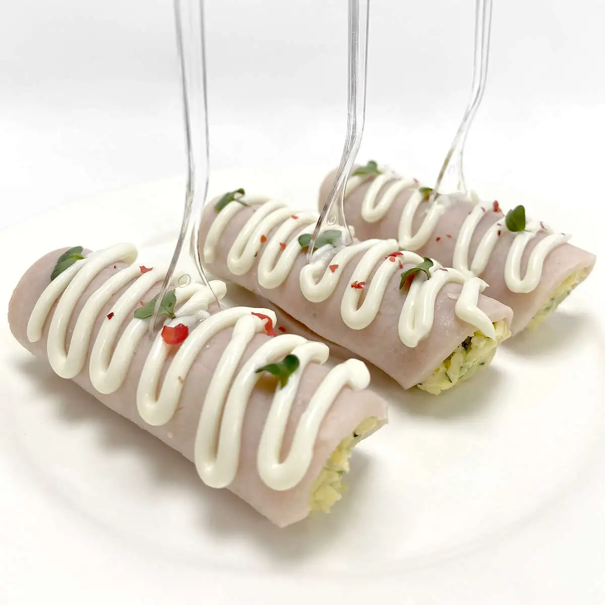 Рулетики из ветчины с сырным муссом