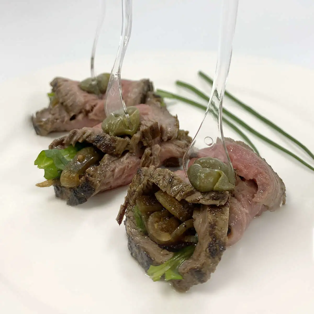 Рулет из ростбифа с маринованным луком