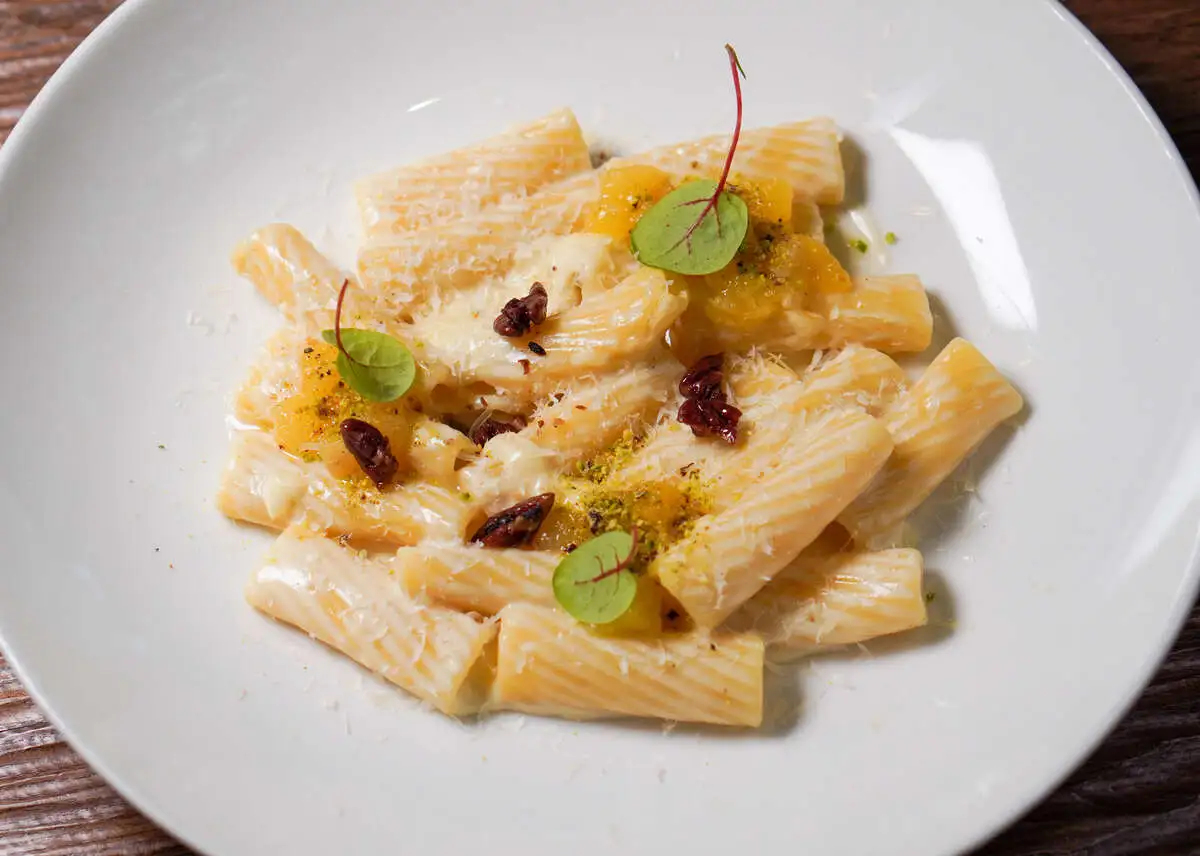 Паста тортильони четыре сыра с грушей томленой в белом вине 200гр.