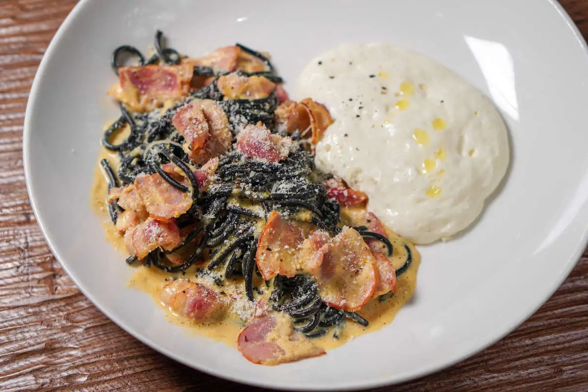 Черная карбонара с беконом и муссом из пармезана 230гр.