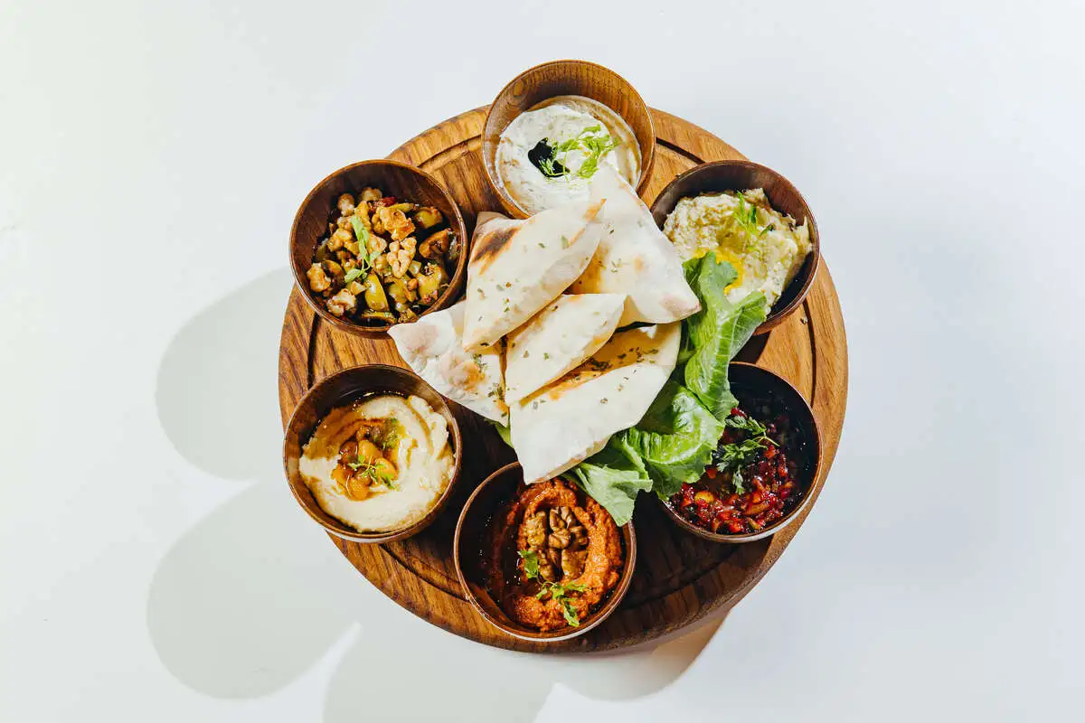 Ассорти мезе с романо и хлебом