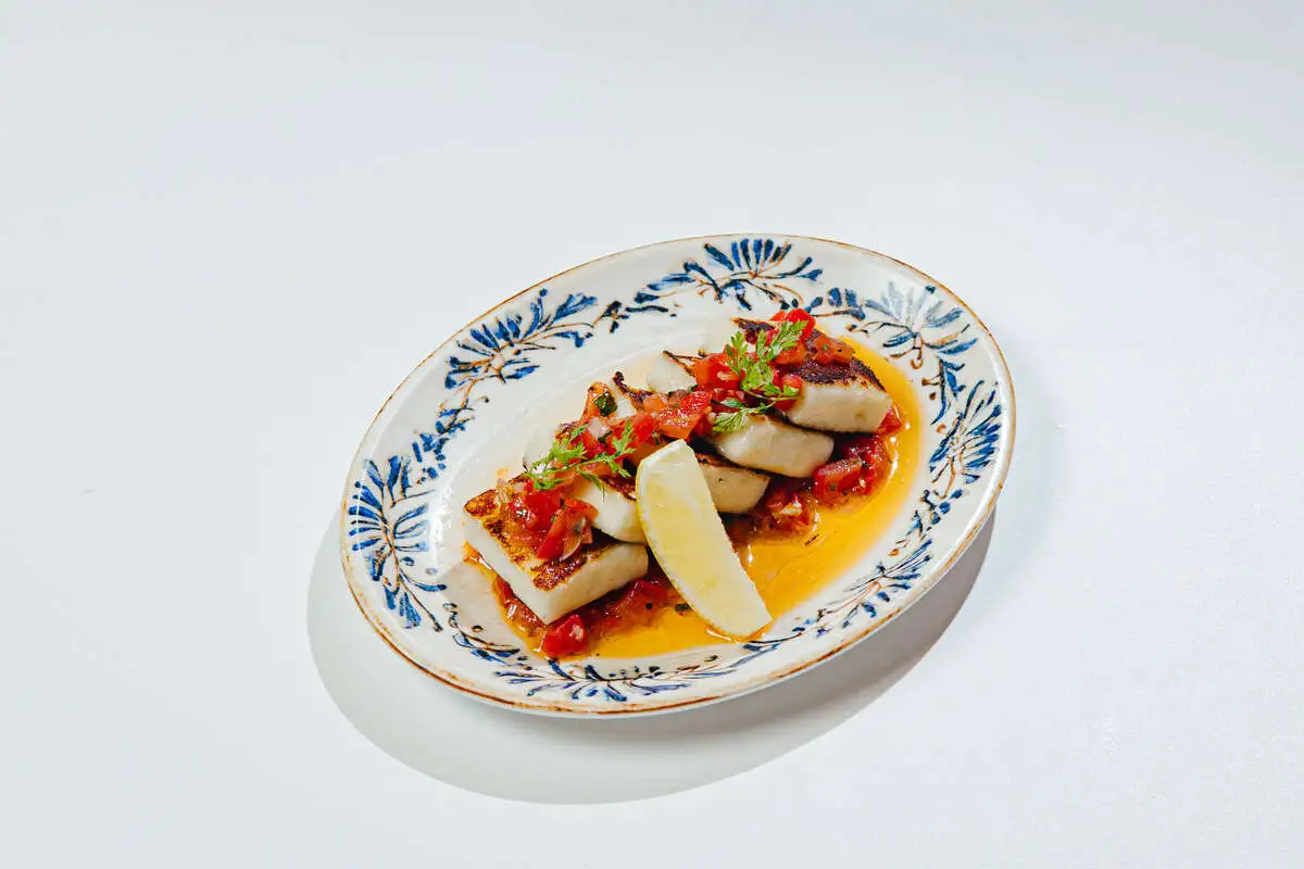 Сыр халуми с томатной сальсой